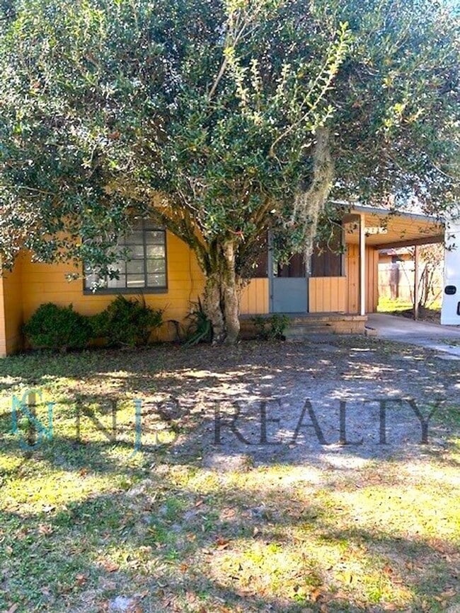 Foto del edificio - BEAUTIFULLY UPDATED 3/1 889sq ft home. with upgraded kitchen & bath & covered parking!!