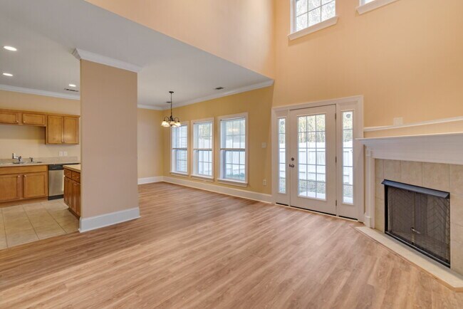 Building Photo - Lovely updated 3 bedroom, 2.5 bath townhome in Savannah's Oak Pointe Subdivision.