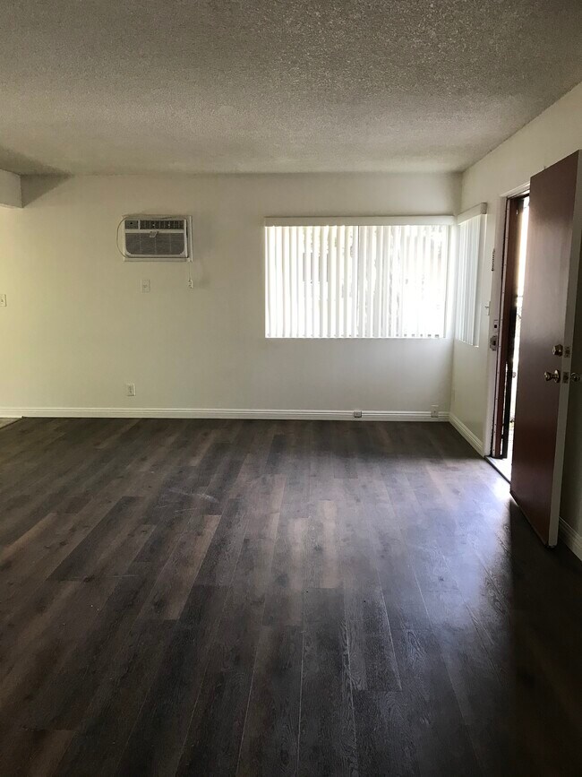 Building Photo - 205 Mooney Dr