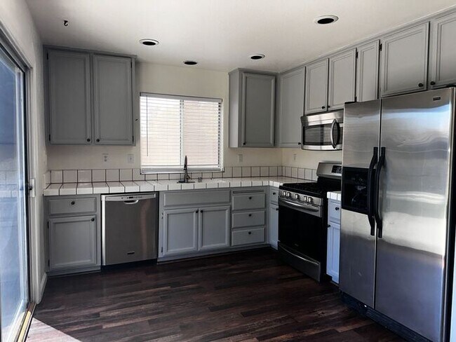 Building Photo - 3 Bedroom 2 Bath House with Amazing Rosevi...