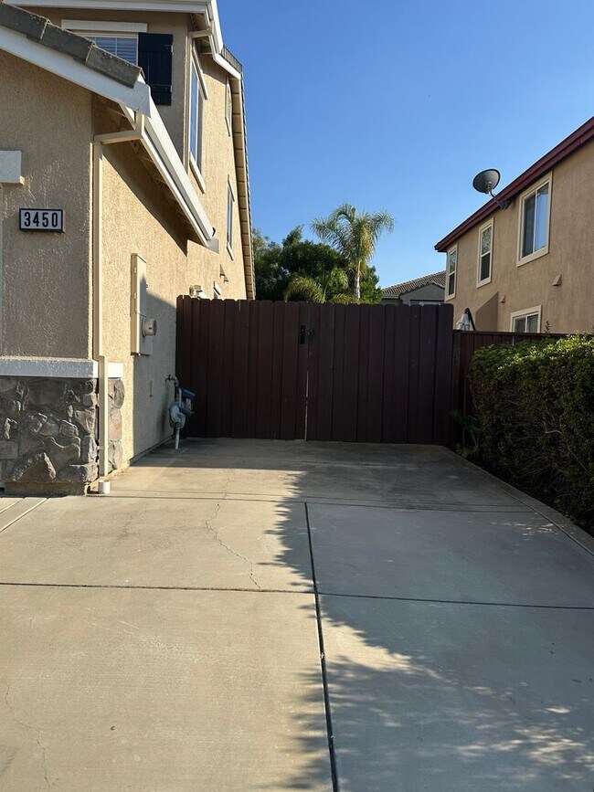 Building Photo - Gorgeous 5 Bedroom 2.5 Bath in gated Disco...