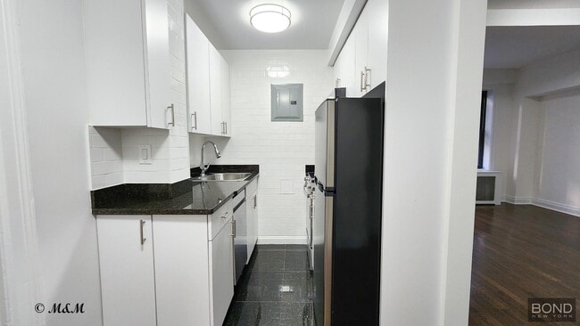 Building Photo - 145 W 55th St