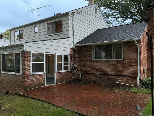 Foto del edificio - Very well maintained 4BR 2.5BA 5 level spl...