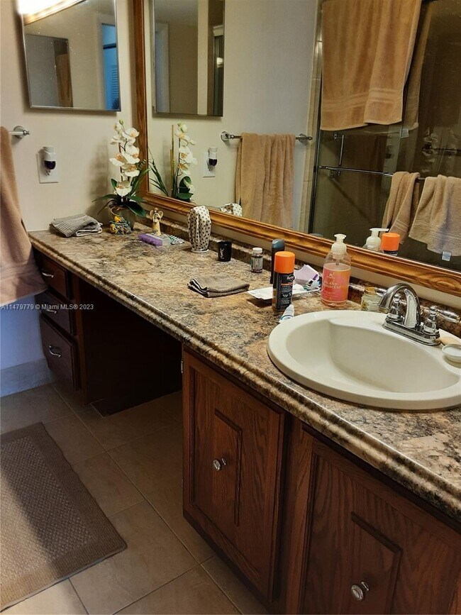Foto del edificio - 6323 Coral Lake Dr