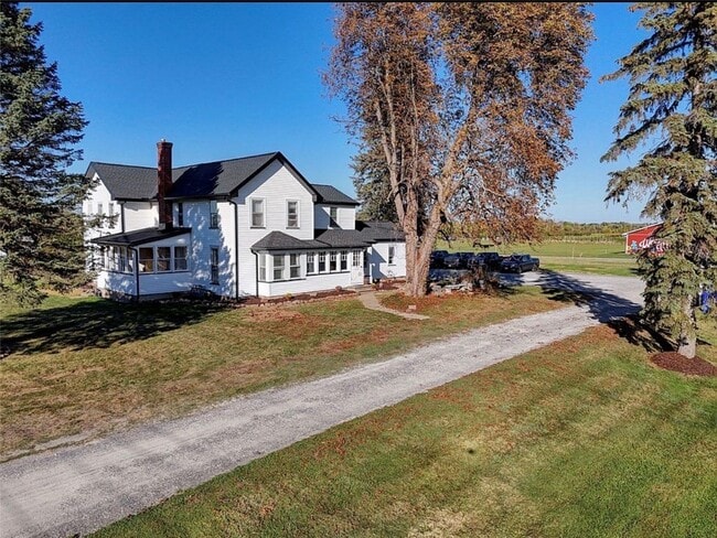 Building Photo - 956 Manitou Rd