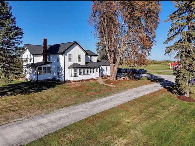 Foto del edificio - 956 Manitou Rd