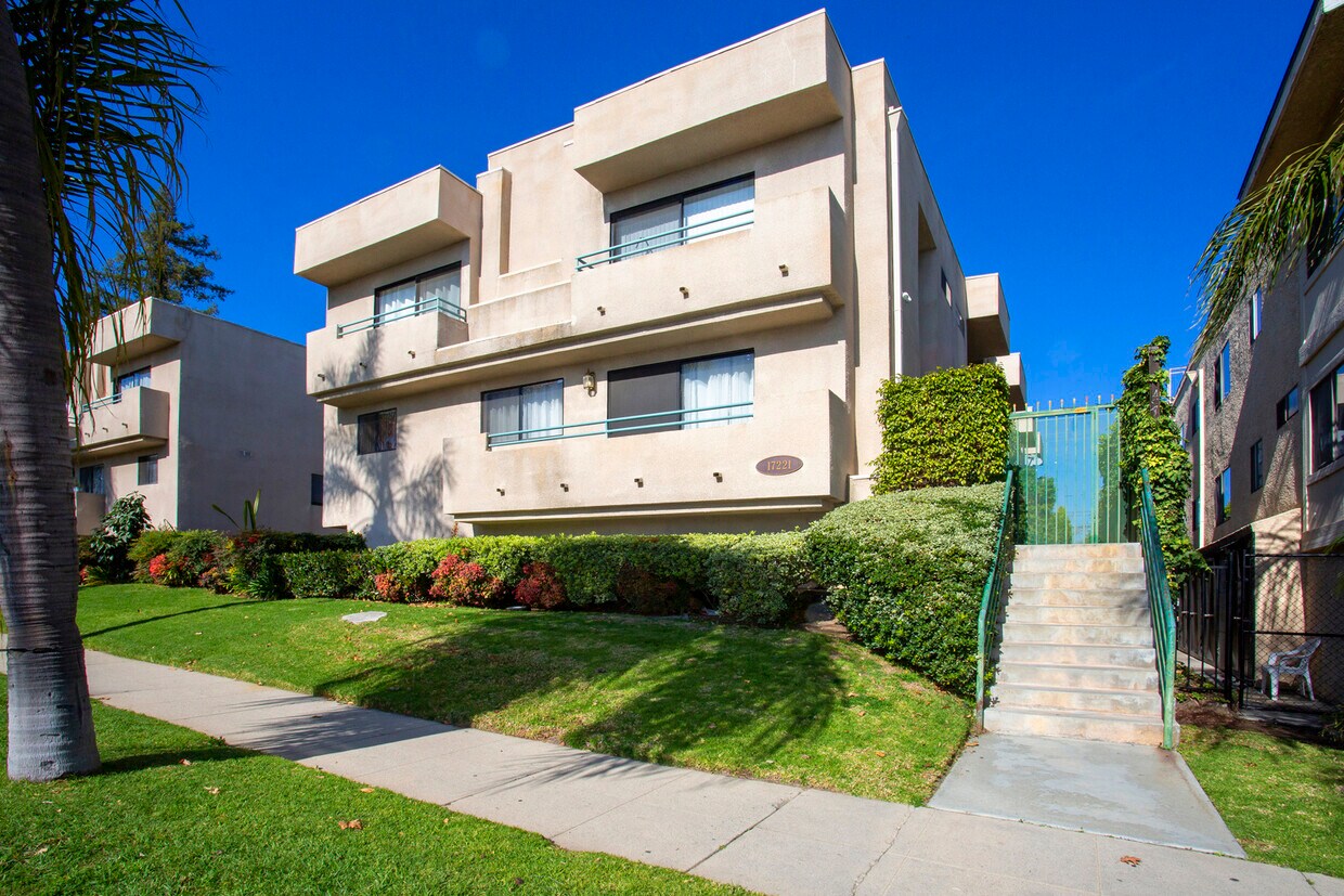 Foto principal - 17221 Chatsworth St