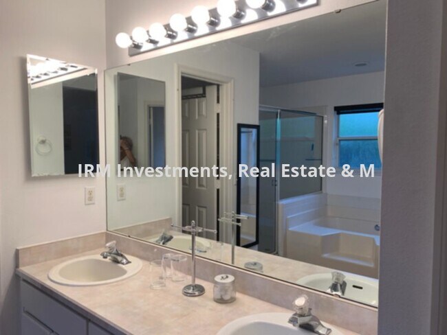 Building Photo - 3 bed 2 bath house with spacious driveway