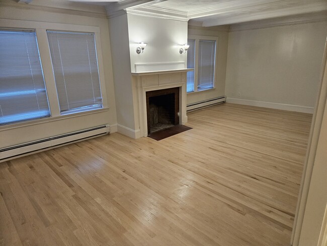 Livingroom with fireplace - 85 Eastern Ave