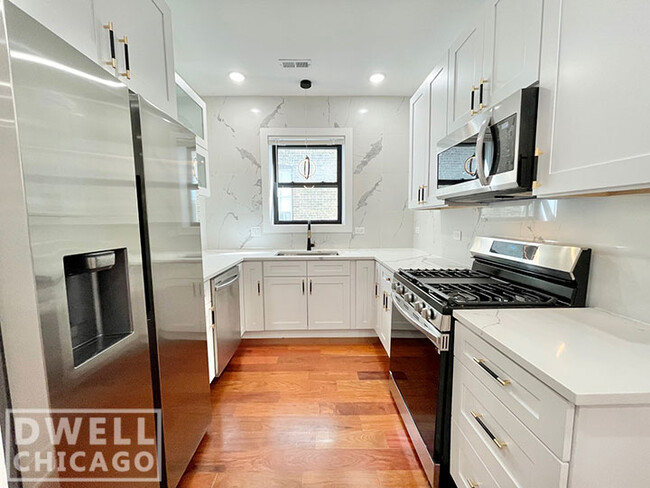 Foto del edificio - 4010 W Warwick Ave