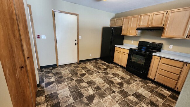 Foto del edificio - 2 Bedroom, 1 1/2 Bathrooms With Attached Garage! Available May 1st!