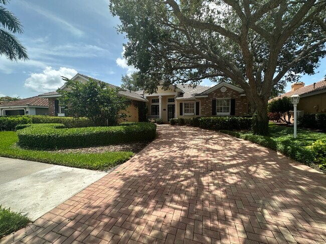 Foto del edificio - 4910 Old Creek Dr