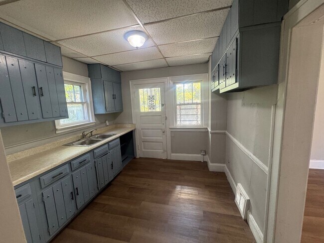 Building Photo - Charming 3-Bedroom Property in Prime Location