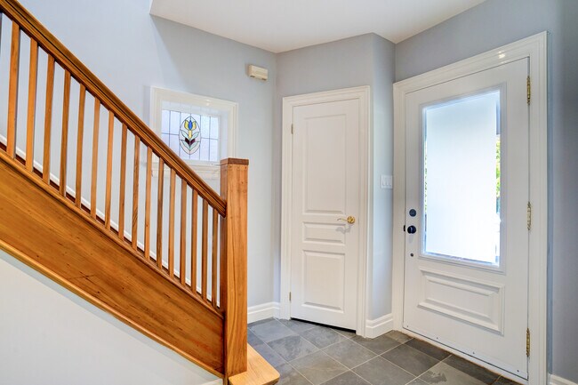 Building Photo - 117 Deloraine Ave