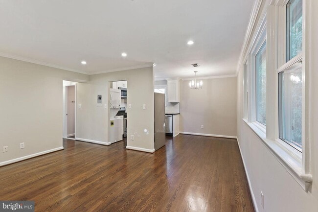 Building Photo - 504 E Alexandria Ave