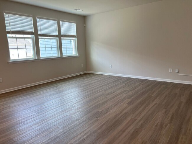 Building Photo - 4/2.5 Townhome Available Now!