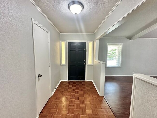 Building Photo - Available Now! Beautiful 4 Bedroom 2 Bathr...