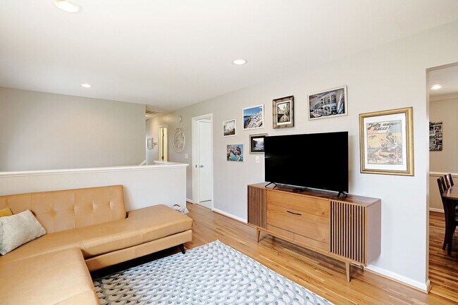 Foto del edificio - Spacious Pet-Friendly Hollymead Home With Updates