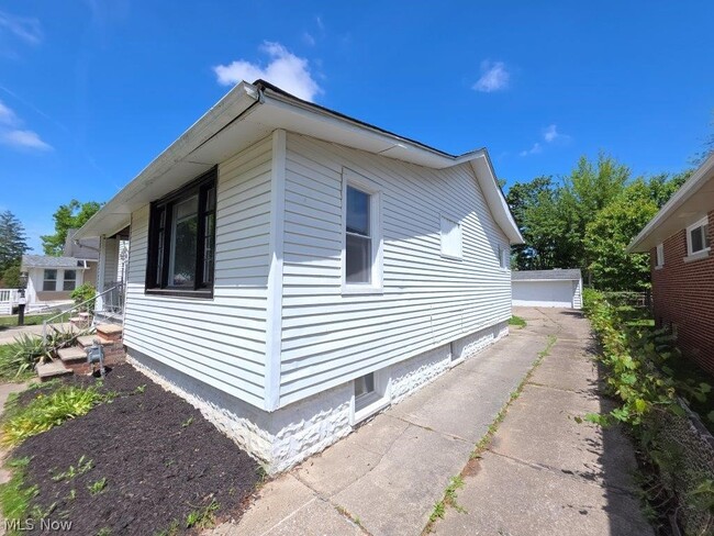 Building Photo - 20632 Woodstock Ave