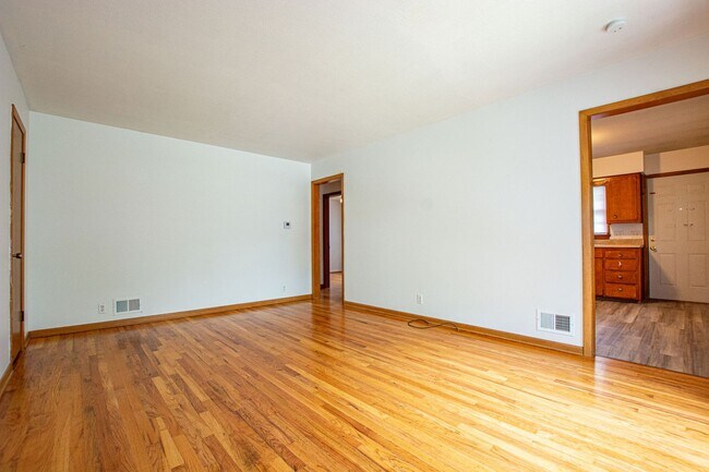 Foto del edificio - 2 Bedroom / 1 Bath Duplex with Private Basement and Washer/Dryer!