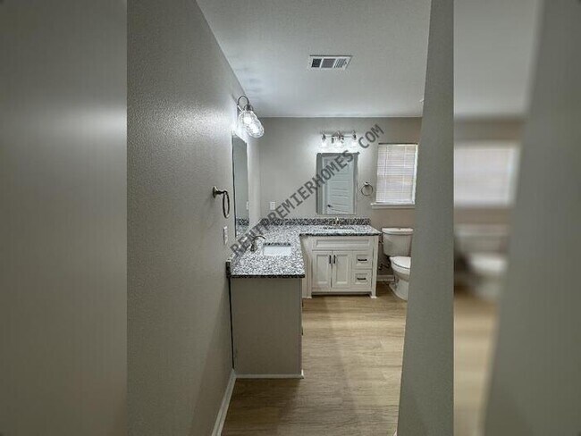 Foto del edificio - 1221 Lee Mac Dr