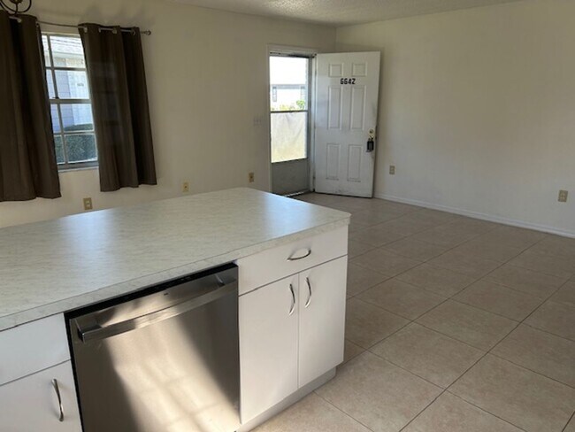 Foto del edificio - Well maintained 1/1 in a 55+ community