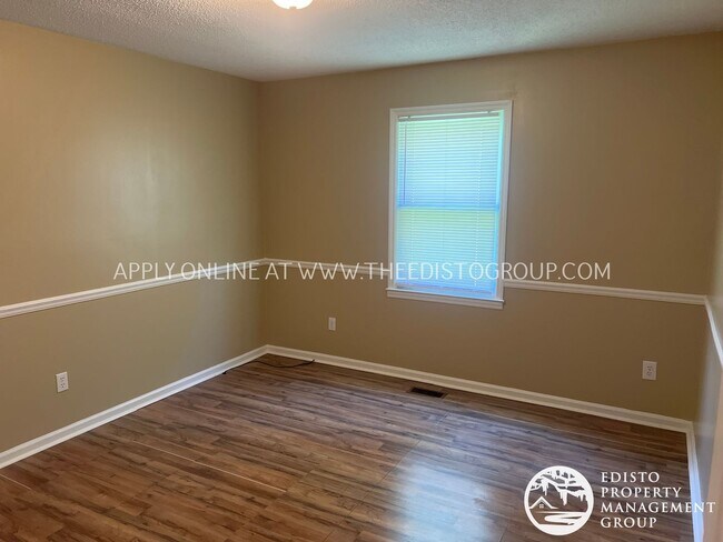Foto del edificio - Centrally Located Two Bedroom, One Bathroom Home