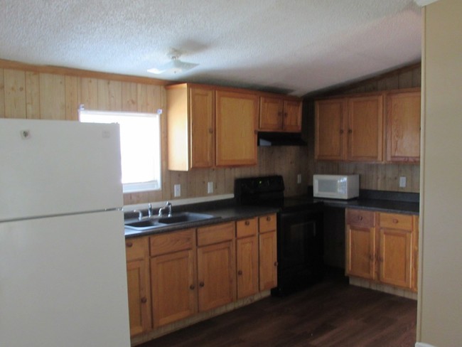 Building Photo - 746 Pointe