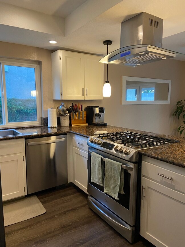 Estufa de gas, lavavajillas y encimeras de granito. - 15165 Paige Ave