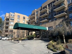 Building Photo - 35 N Chatsworth Ave