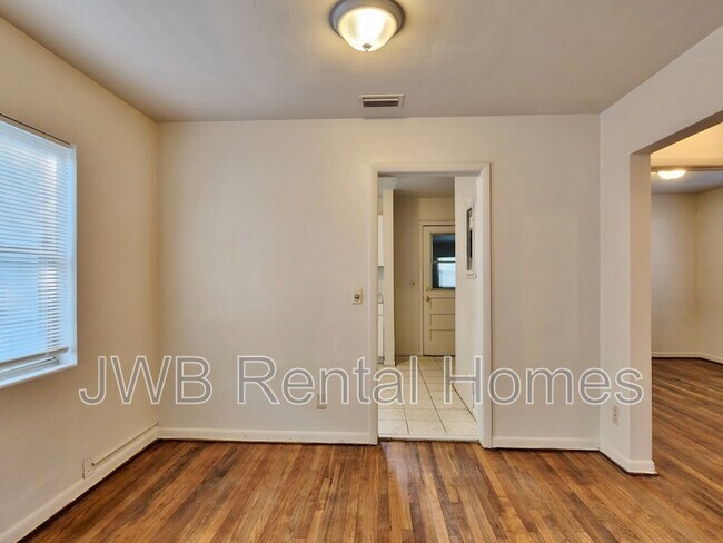 Building Photo - 1622 W 26th St