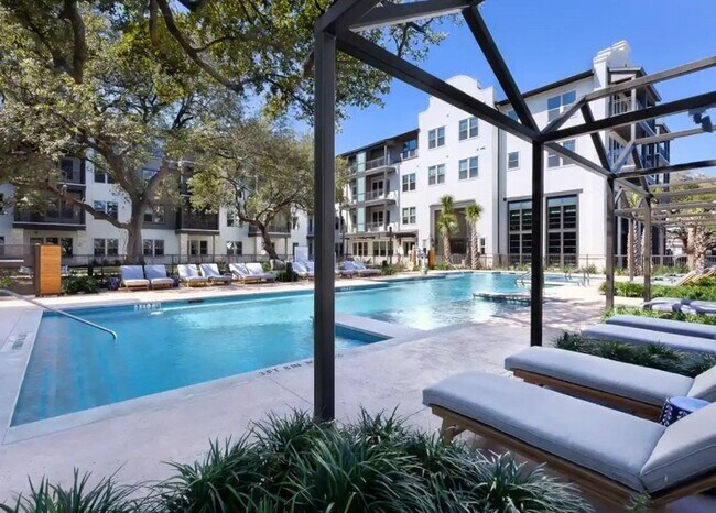 Foto del edificio - 13500 Lyndhurst St