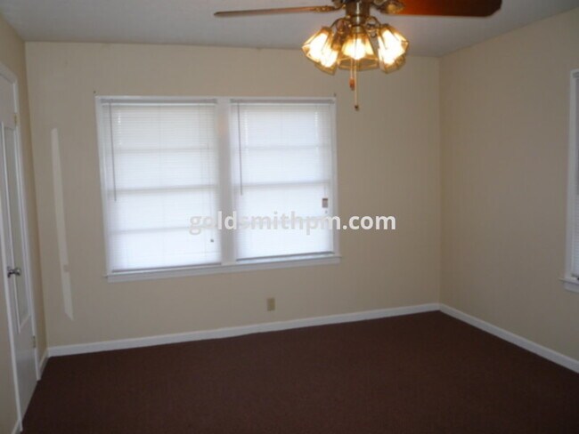 Foto del edificio - 236 Clemson Ave