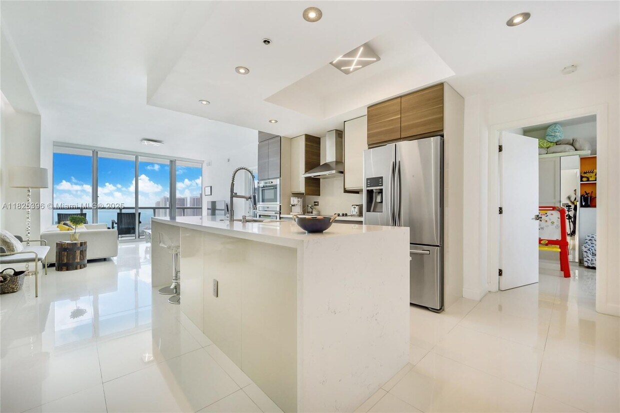 Primary Photo - 888 Biscayne Blvd