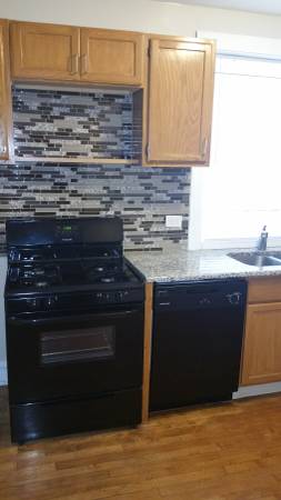 kitchen - 5421 N Artesian Ave