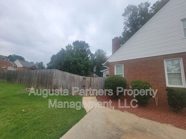 Foto del edificio - 288 Wakefield Ln S