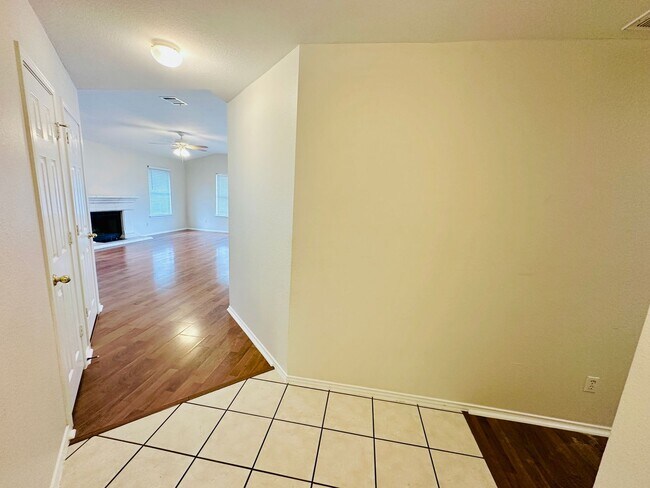 Building Photo - Awesome 3 Bed 2 Bath! Large Texas size home
