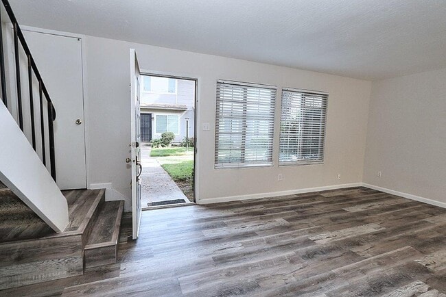 Building Photo - 8837 La Riviera Dr