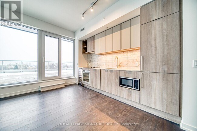 Photo du bâtiment - 2020 Bathurst St