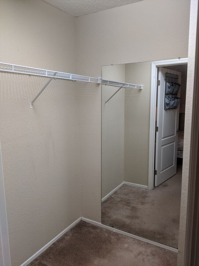 Foto del edificio - Partially Furnished 1BR/1BA in the Beautiful Windsor Park Community!