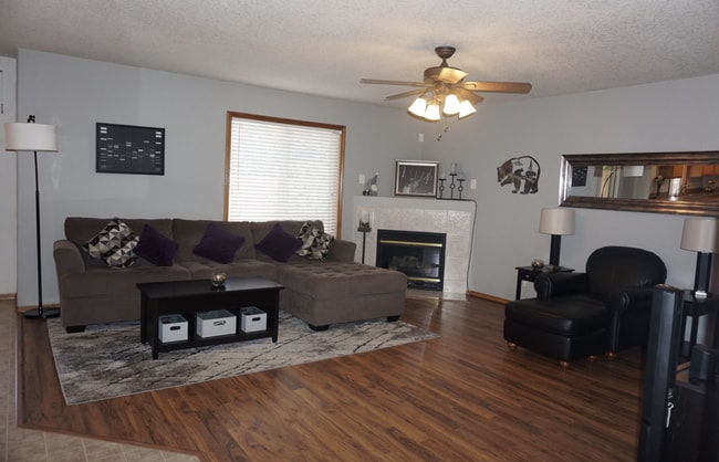 Building Photo - Lake Shore 4 Bedrooms