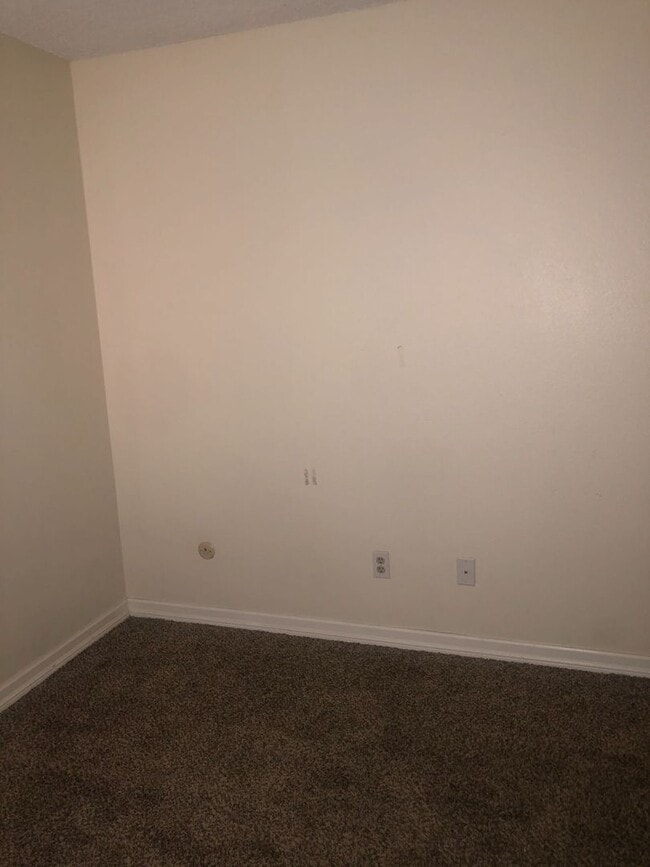 Building Photo - Convenience galore is what describes this condo!