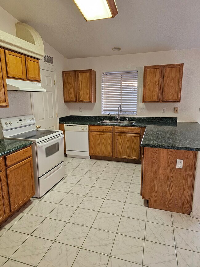 Cocina - 3035 Kiowa Blvd N