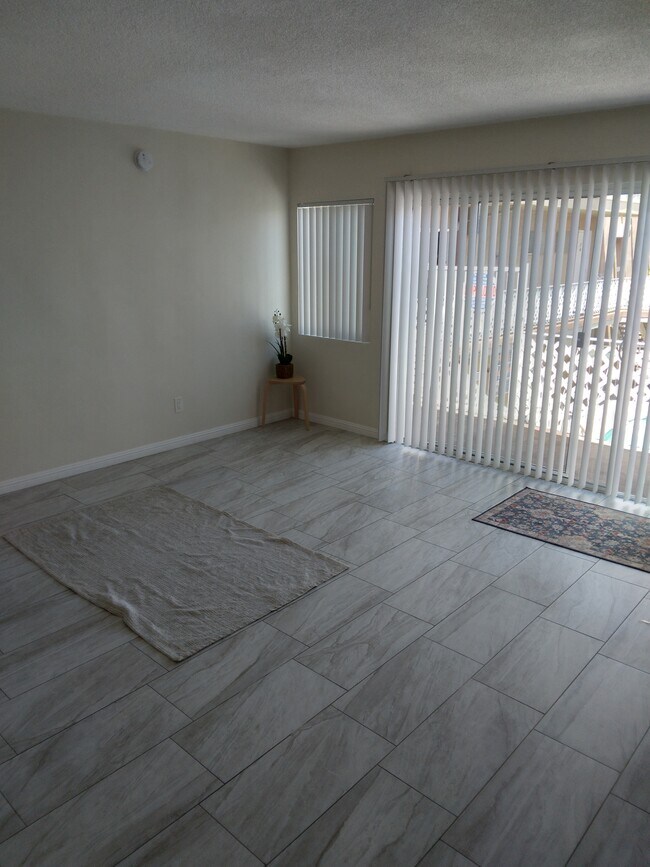 Foto del edificio - 6845 Hazeltine Ave