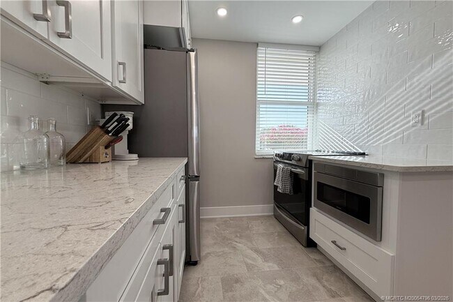 Building Photo - 1950 SW Palm City Rd