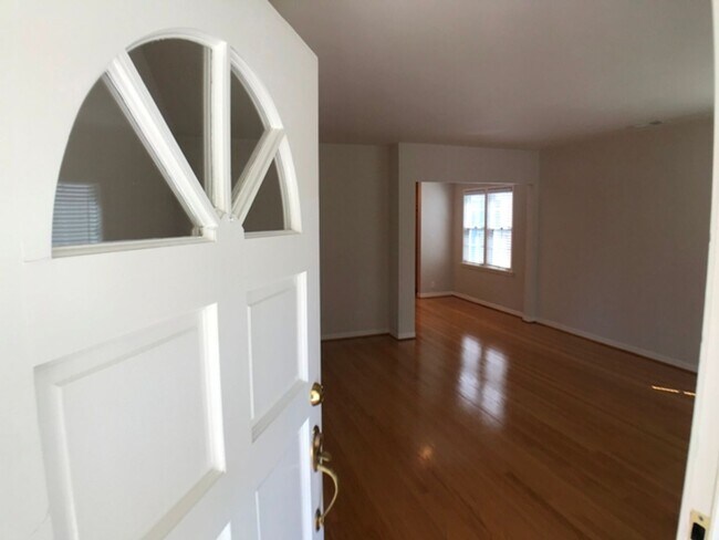Foto del edificio - All Utilities Included! Charming Mid Centu...