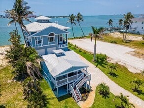 Building Photo - 950 San Carlos Dr