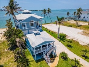 Building Photo - 950 San Carlos Dr