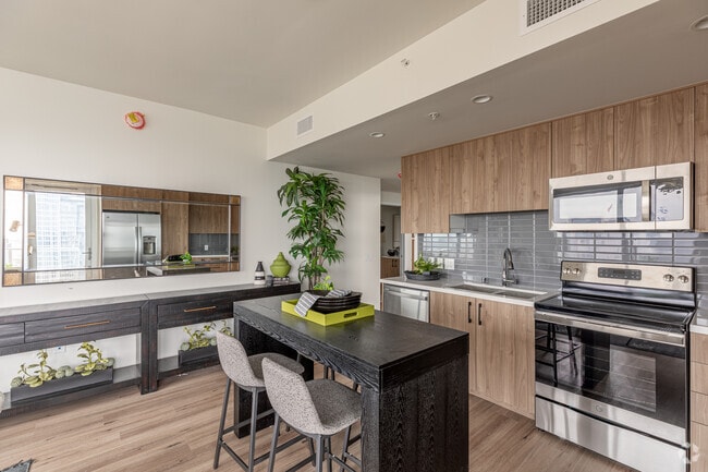 3BR, 2BA - 1,048SF - Broadway Towers