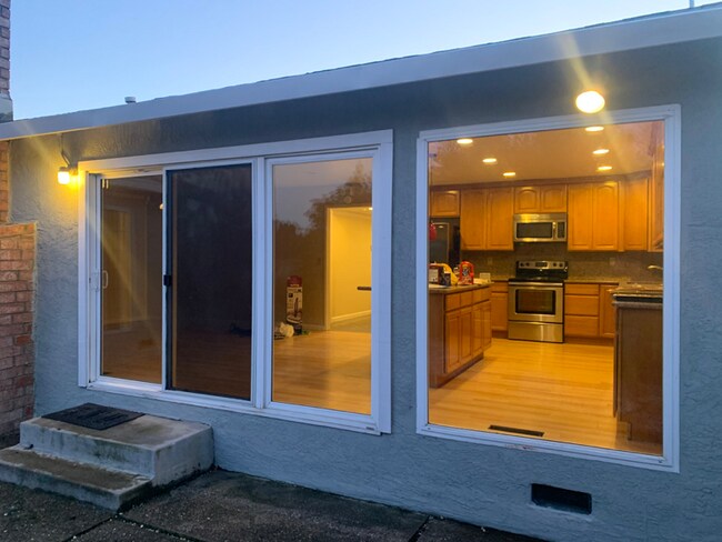 Building Photo - 35522 Dee Pl